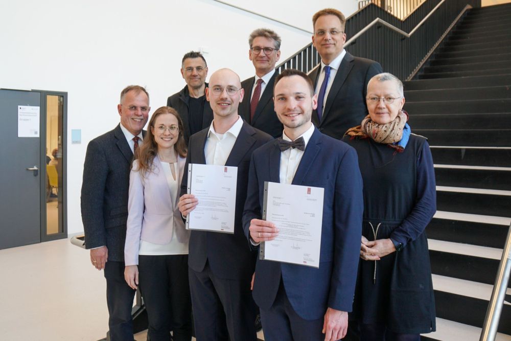 Gruppenbild v.l.: Dr. Matthias Rose, Prof’in. Dr. Marie Herberger, Prof. Dr. Franz Mayer, Dr. Max Ransiek, Klaus Petermann, Dr. Lucas Erxleben, Prof. Dr. Till Elgeti, Prof’in. Dr. Ulrike Davy